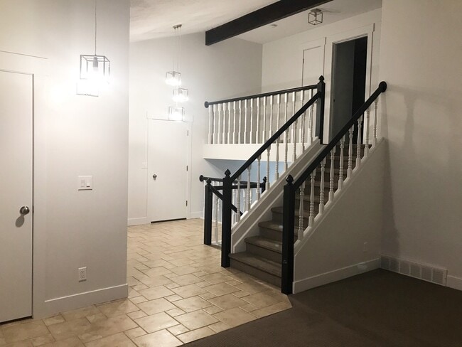 Building Photo - Charming Layton Home