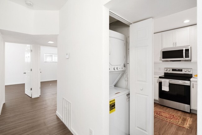 Building Photo - Great fully rehabbed Rental in University ...