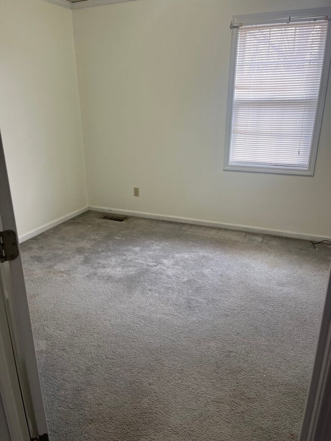 Building Photo - ONE BED UNFURNISHED APT FOR RENT