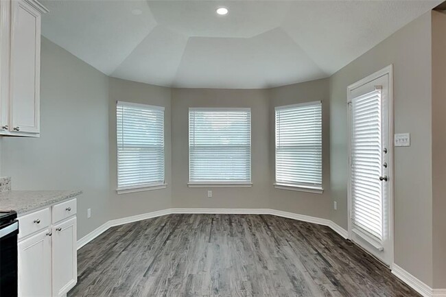 Building Photo - 8227 Sports Haven Dr