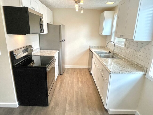 Building Photo - Newly renovated 2 bedroom condo with off-s...