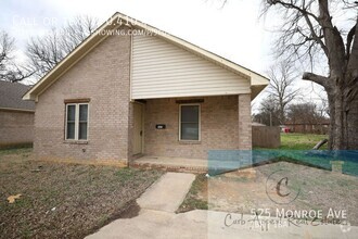 Building Photo - Beautiful 2 bed / 1 bath house with fenced...