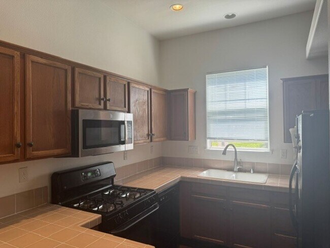 Building Photo - 3530 Brassie Dr