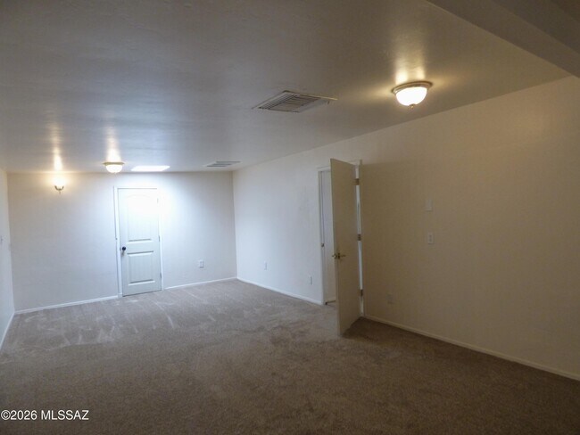 Building Photo - 1029 E Irwin Pl