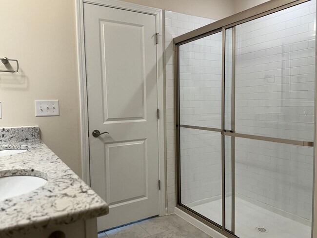 Building Photo - AMAZING LOCATION, Fantastic 3 Bed Home, In...