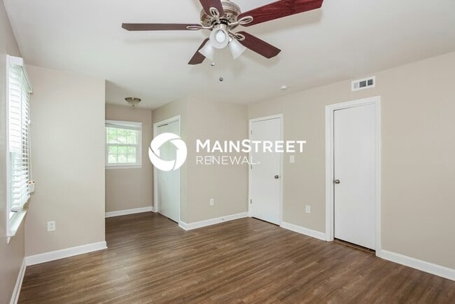 Building Photo - 4 Bedroom Pet-Friendly Home in Charlotte, NC with Main Street Renewal