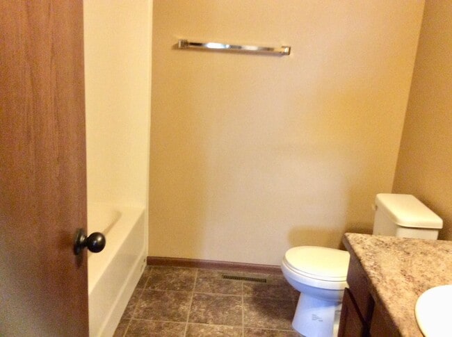 Building Photo - Nice 3 bed, 2.5 bath townhome