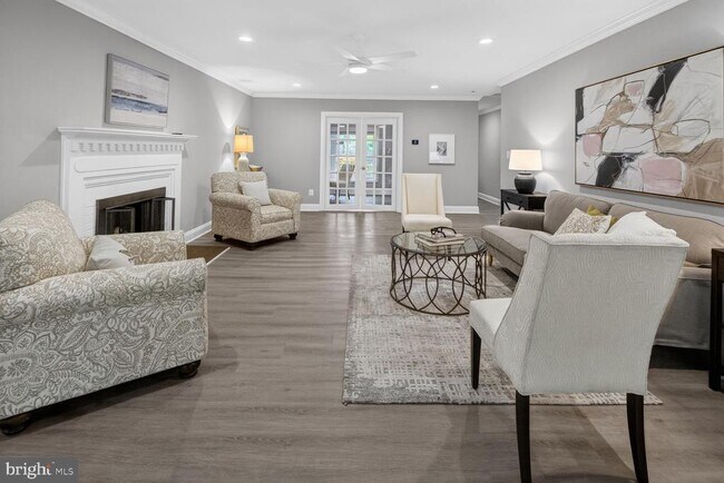 Building Photo - 3305 W Coquelin Terrace