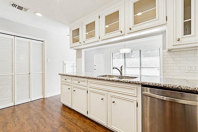 Building Photo - 13830 Hollowgreen Dr