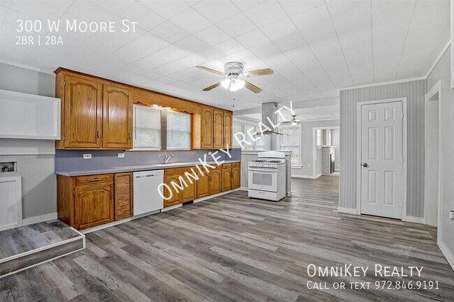 Primary Photo - 300 W Moore St
