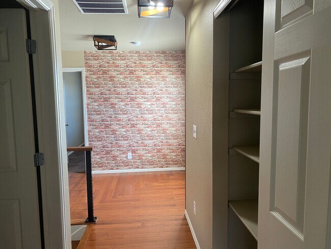 Building Photo - Charming, 3 story, 4 bed/3 bath on Corner Lot!