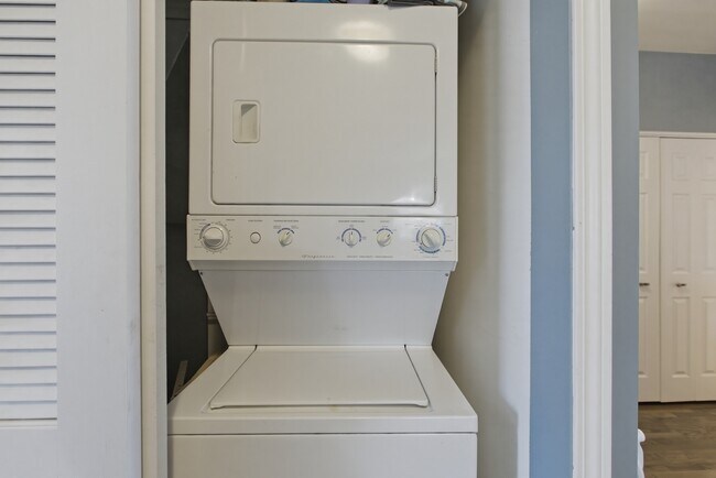 Building Photo - 2544 W George St