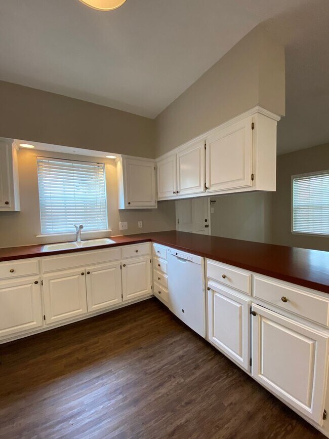 Building Photo - Storybook 3 Bedroom House