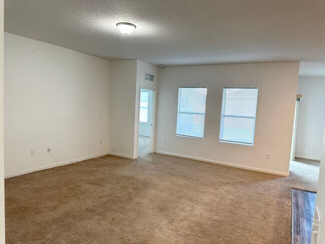 Building Photo - Private Back Yard! - 3 Bedroom 2 Bathroom ...