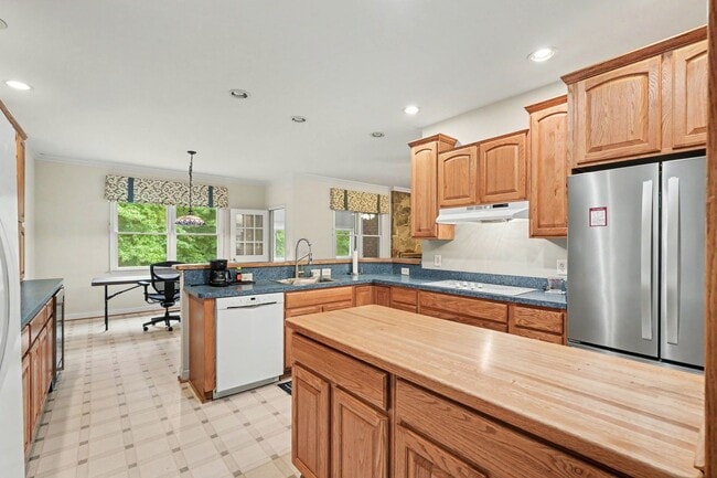 Building Photo - Ultimate Aviation Estate: Luxury 1-Level Living on 5+ Acres Near Downtown Fredericksburg