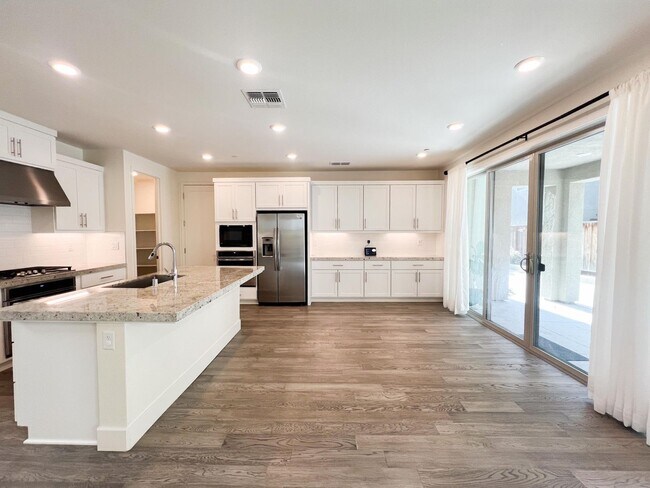 Building Photo - Newer Spacious 5 Bedroom Home Located in C...