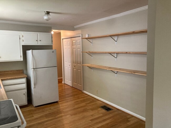Building Photo - 403 E Samford Ave