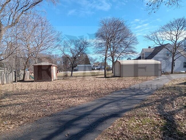 Building Photo - 304 E Monroe St Buckner MO 64016 - 4 bed/ ...