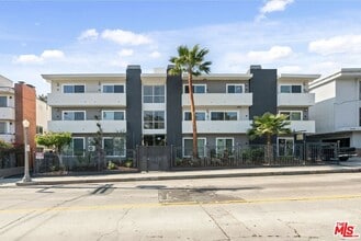 Building Photo - 2449 Beachwood Dr