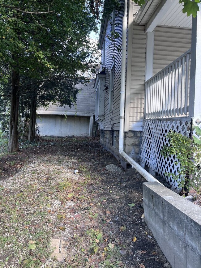 Building Photo - Classic Colonial Charm with Modern Comforts –  3 Bedroom Home!