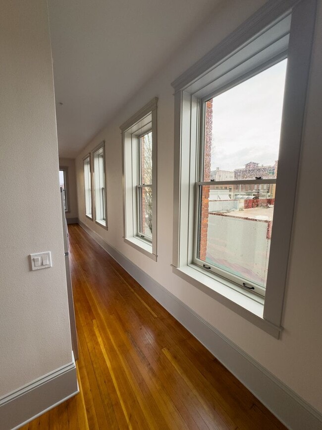 Building Photo - WINTER SPECIAL - NEWLY RENOVATED DOWNTOWN SALEM ONE BEDROOM