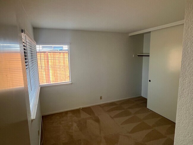 Building Photo - 4 Bedroom Home with 3- Car Garage in Hercules