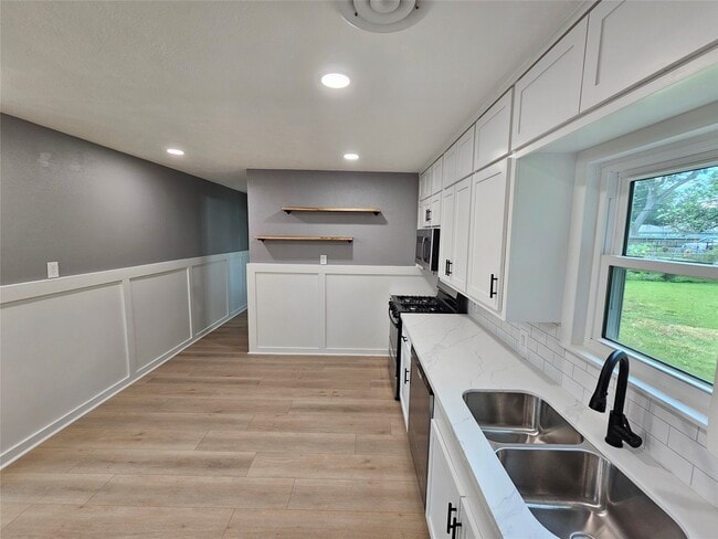 Building Photo - 1300 Lawrence St