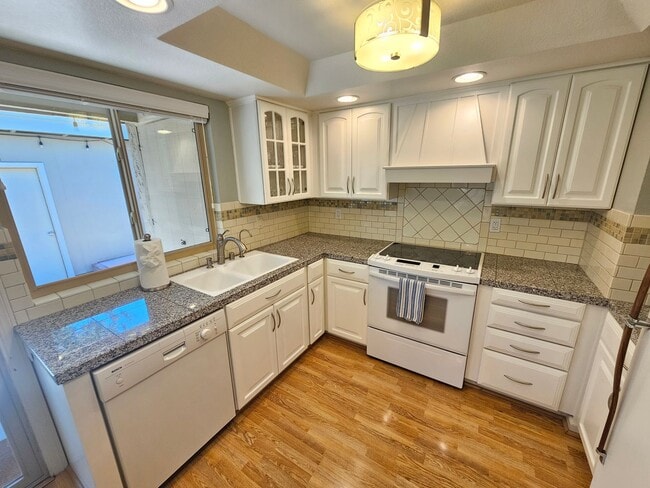 Building Photo - Beautiful Two Bedroom Two Bath Home