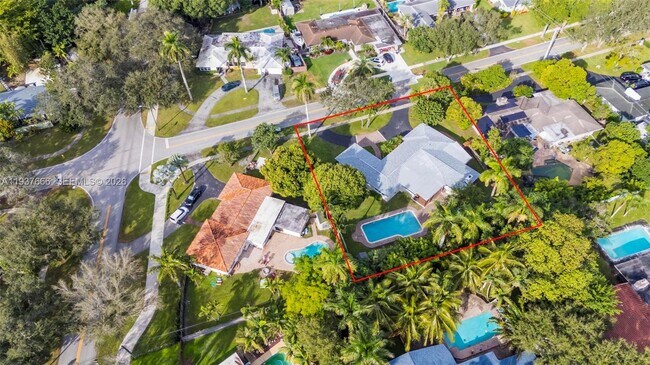 Building Photo - 812 Holly Ln