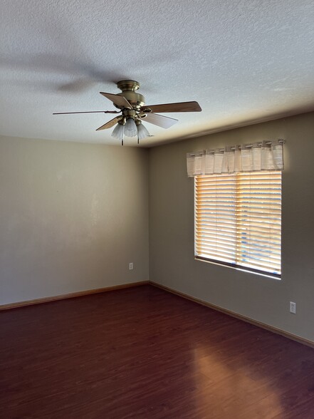 Building Photo - 1385 waxwing ave