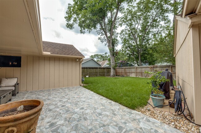 Building Photo - 2827 Fontana Dr