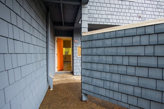 Building Photo - ONE MONTH FREE! Fantastic Lake Oswego 1Bdr w/Fireplace, Dishwasher, W/D & Patio!