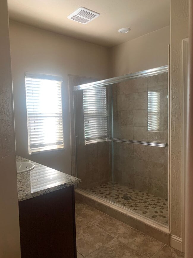 Building Photo - 3 BR 2 BA Available Now