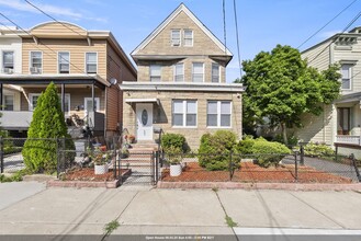 Building Photo - 32 Pearsall Ave