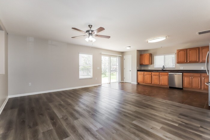 Building Photo - 3044 Park Ridge Ave