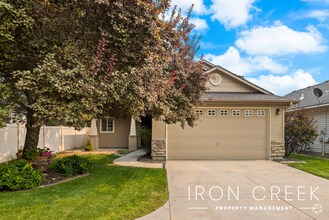 Building Photo - Quiet Abode in Prime Location with Easy Ac...