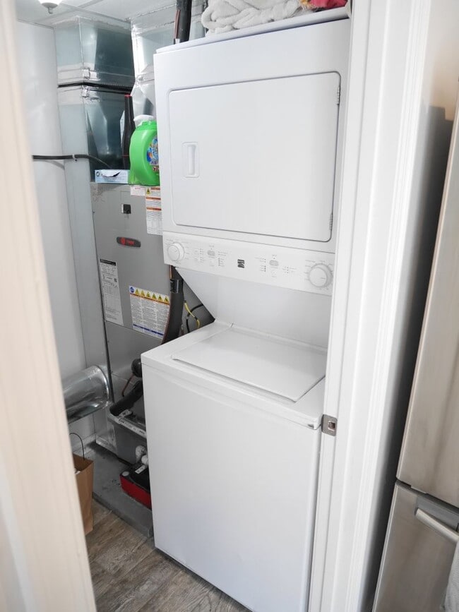 Building Photo - RENT SPECIAL - 1/2 OFF SECOND MONTH'S RENT...