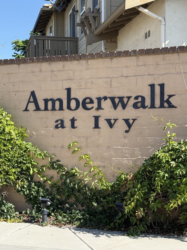 Building Photo - Don't miss out!  This beautiful spacious home offers open floor plan, lot's of natural light, pri...