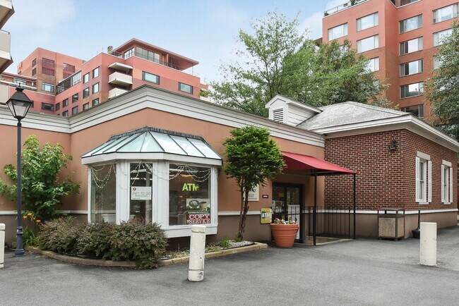 Building Photo - Charming & Bright Studio at River Place North