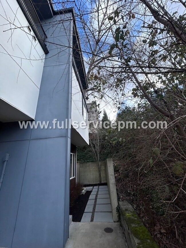 Building Photo - Contemporary 3 BD Mt. Baker Townhome! Location!!