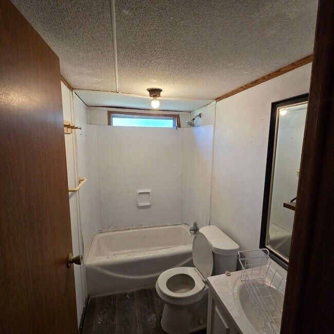 Building Photo - City Charm and Country Livin' 2/1 Mobile Home in West Batesville