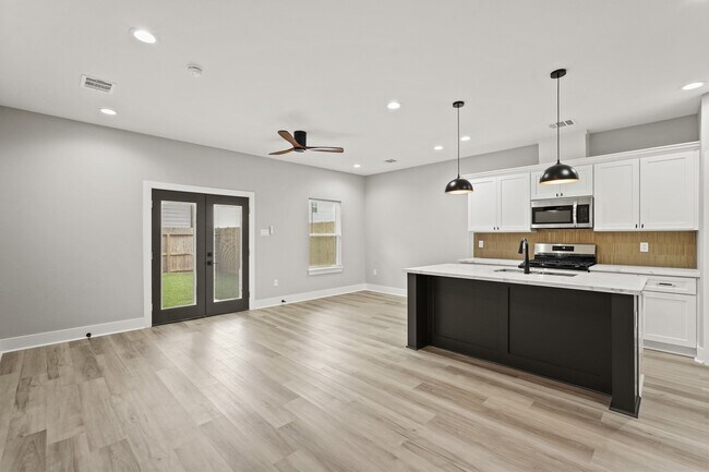 Building Photo - 2113 St Charles St