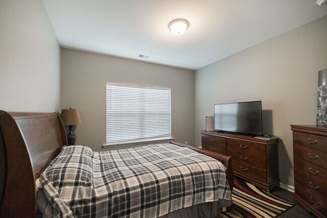 Building Photo - 1420 Day Dr