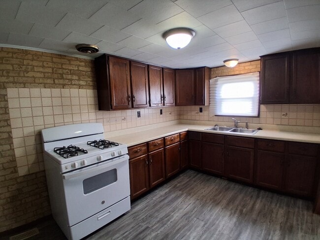 Building Photo - 913 Forrest St