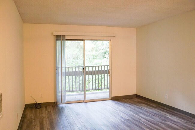 Building Photo - TWO WEEKS FREE! Nestled into Marquam Hill: Bright 2nd Floor 1Bed w/Private Balcony!