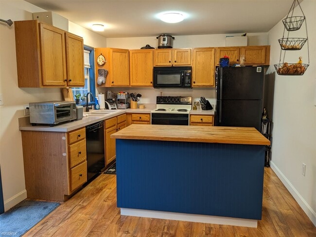 Building Photo - 3 br, 1.5 bath Townhome - 767 Knoll Drive