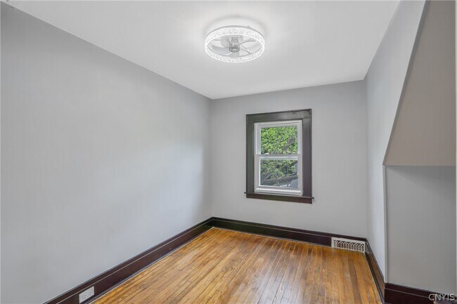 Building Photo - 944 Bellevue Ave