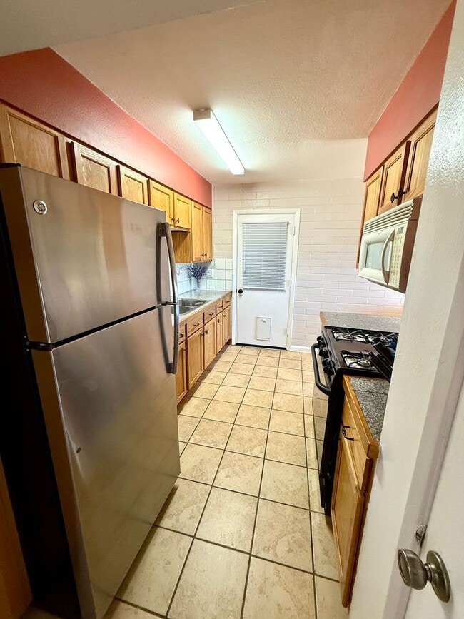 Building Photo - Furnished- Cute 2 Bedroom Home with Garage...