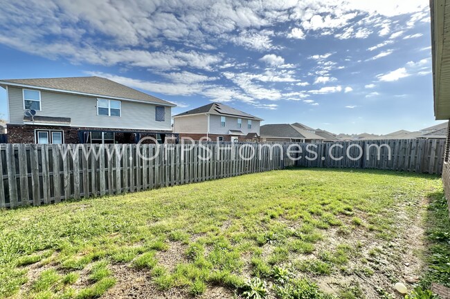 Building Photo - AVAILABLE NOW IN REDSTONE COMMONS