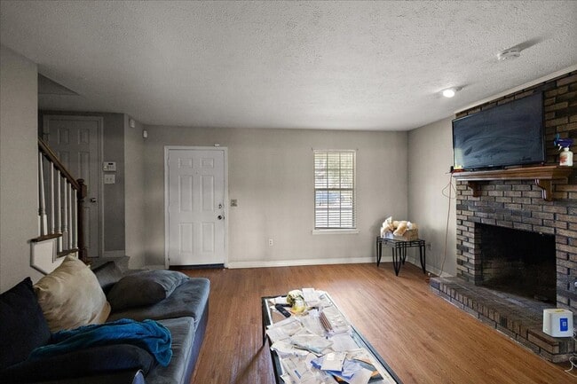 Building Photo - Just renovated 2 bed 1.5 bath townhome